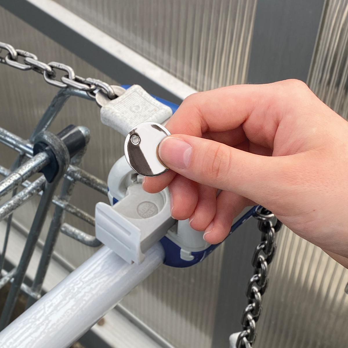 Chiphalter mit 1€-Chip aus Metall als Werbeartikel mit Logo bedrucken