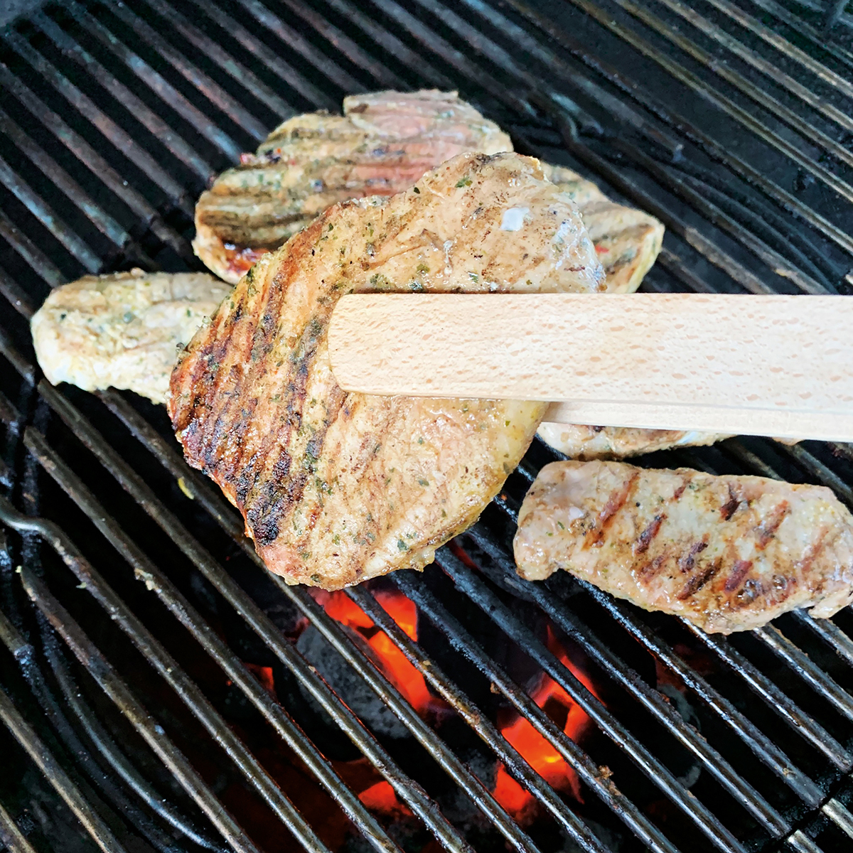 Grillzange Holz mit Flaschenöffner als Werbeartikel mit Logo bedrucken